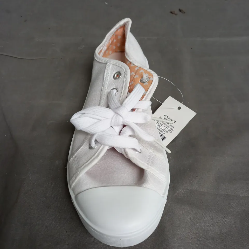 APPROXIMATELY 20 PAIRS OF WOMENS WHITE CANVAS SHOES IN VARIOUS SIZES