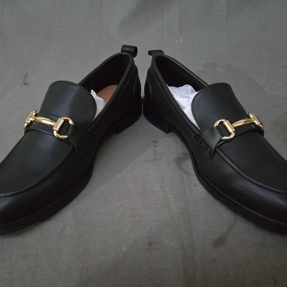 BOXED PAIR OF KURT GEIGER LOAFERS IN BLACK W. GOLD EFFECT DETAIL EU SIZE 40