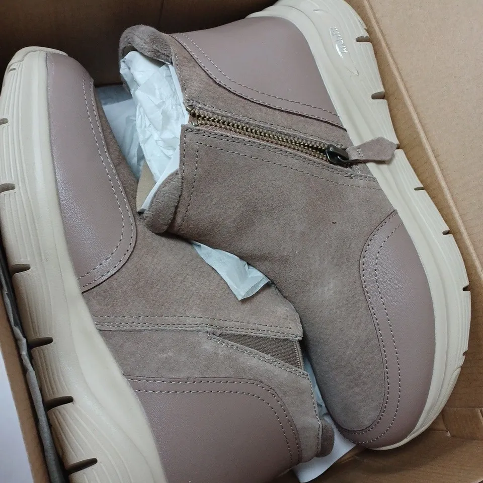 BOXED SKECHERS ARCH FIT SMOOTH ZIP BOOTS, MUSHROOM - SIZE 6