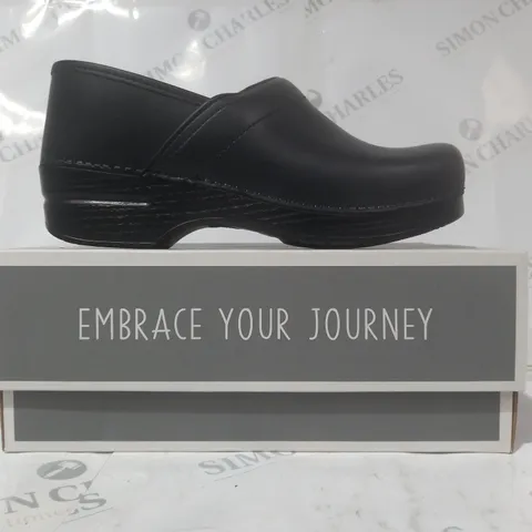 BOXED PAIR OF DANSKO SLIP-0N SHOES IN BLACK EU SIZE 41
