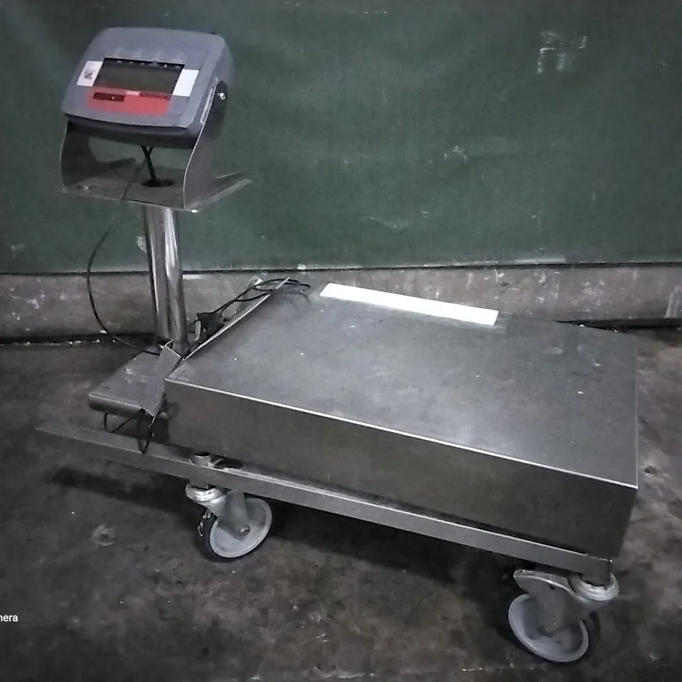 OHAUS DEFENDER 3000 SCALE WITH WHEELS