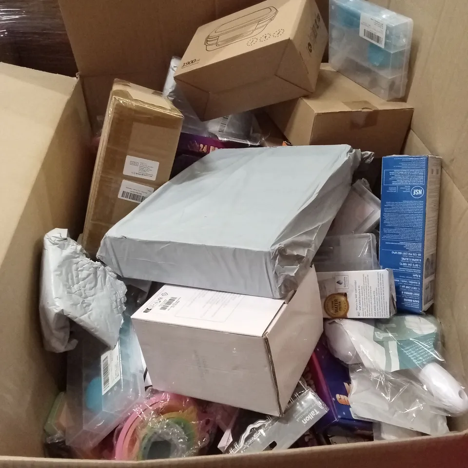 PALLET OF ASSORTED HOUSEHOLD GOODS AND PRODUCTS TO INCLUDE; HAIR STRAIGHTENERS, ALARM CLOCKS, DECOR ITEMS ETC