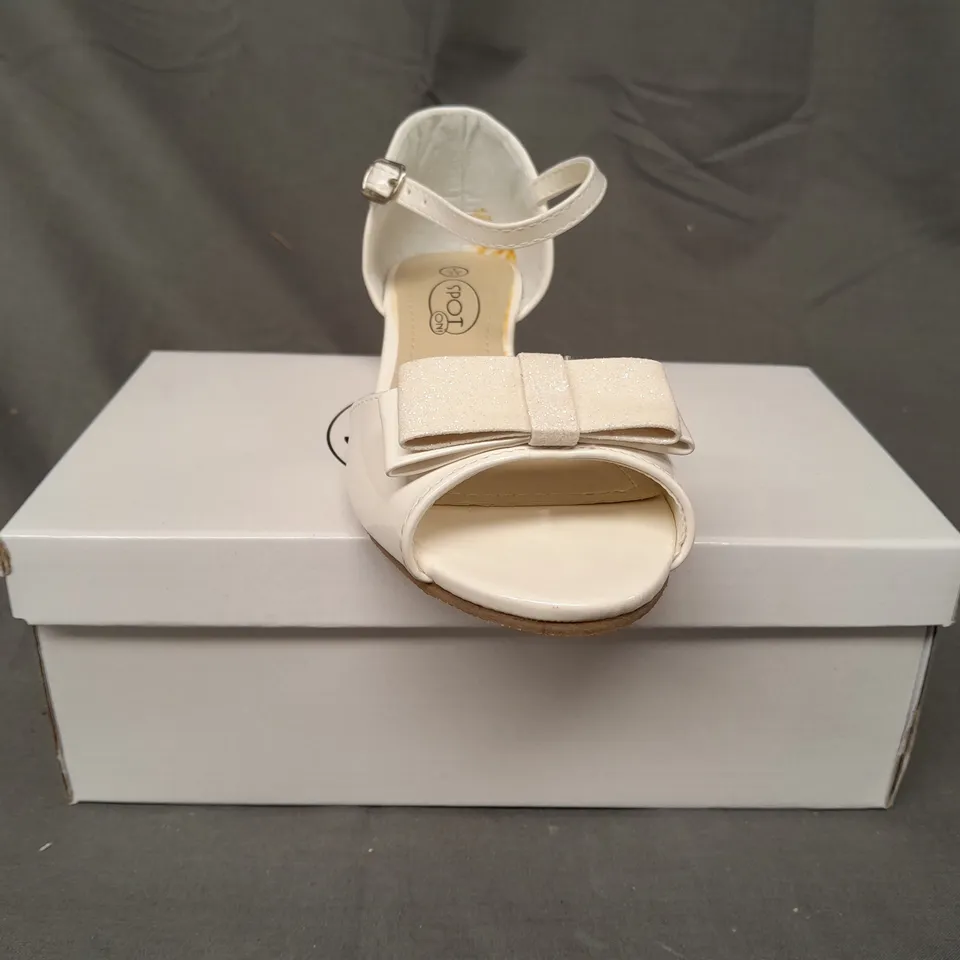 BOXED PAIR OF SPOT ON PEEP TOE PARTY SHOES IN WHITE W. GLITTER EFFECT EU SIZE 33