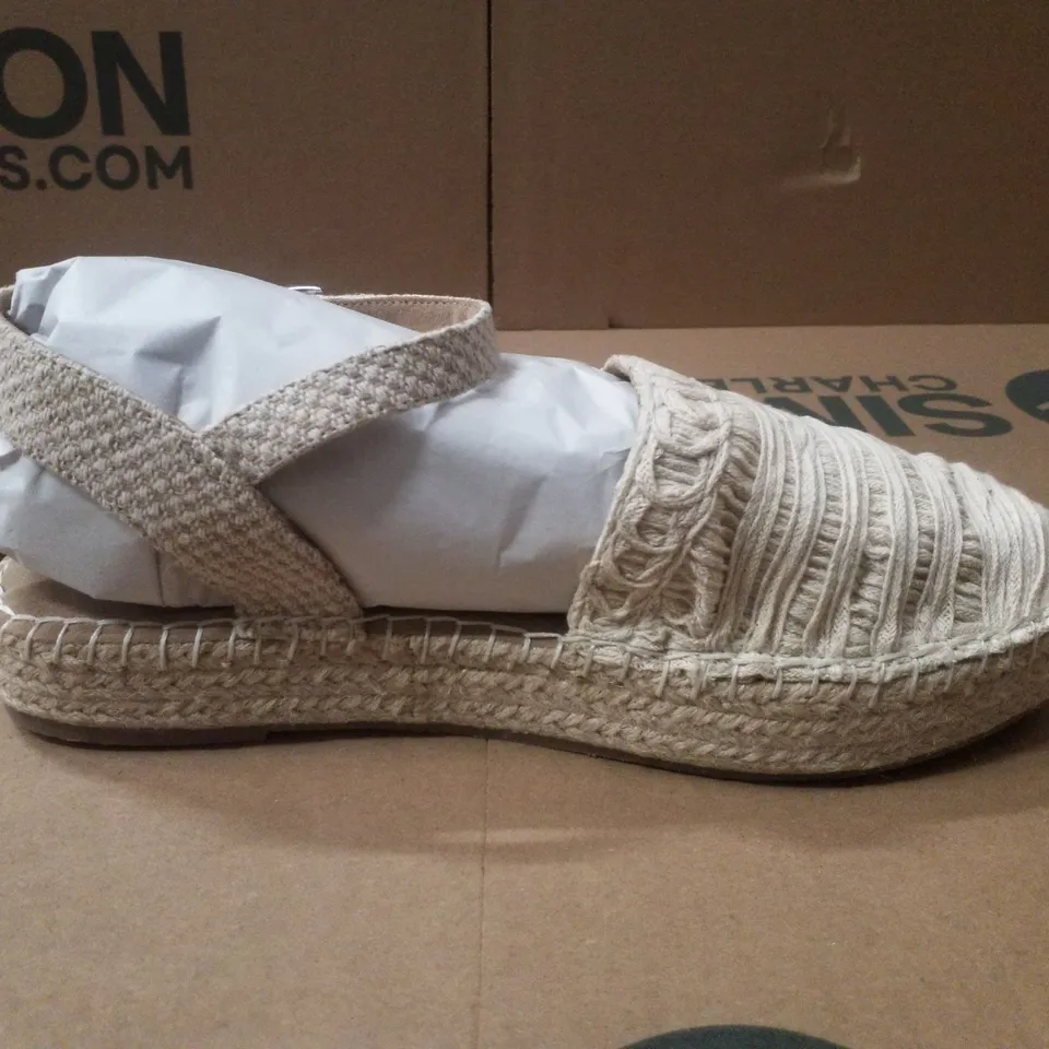 BOX CONTAINING APPROXIMATELY 8 PAIRS OF BRAND NEW SIMPLY BE NATURAL CORAL WIDE ESPADRILLES - SIZE 7