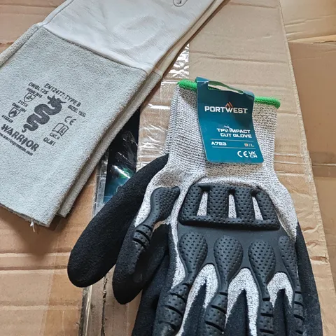 BOX OF APPROXIMATELY 30 PAIRS OF SAFETY GLOVES