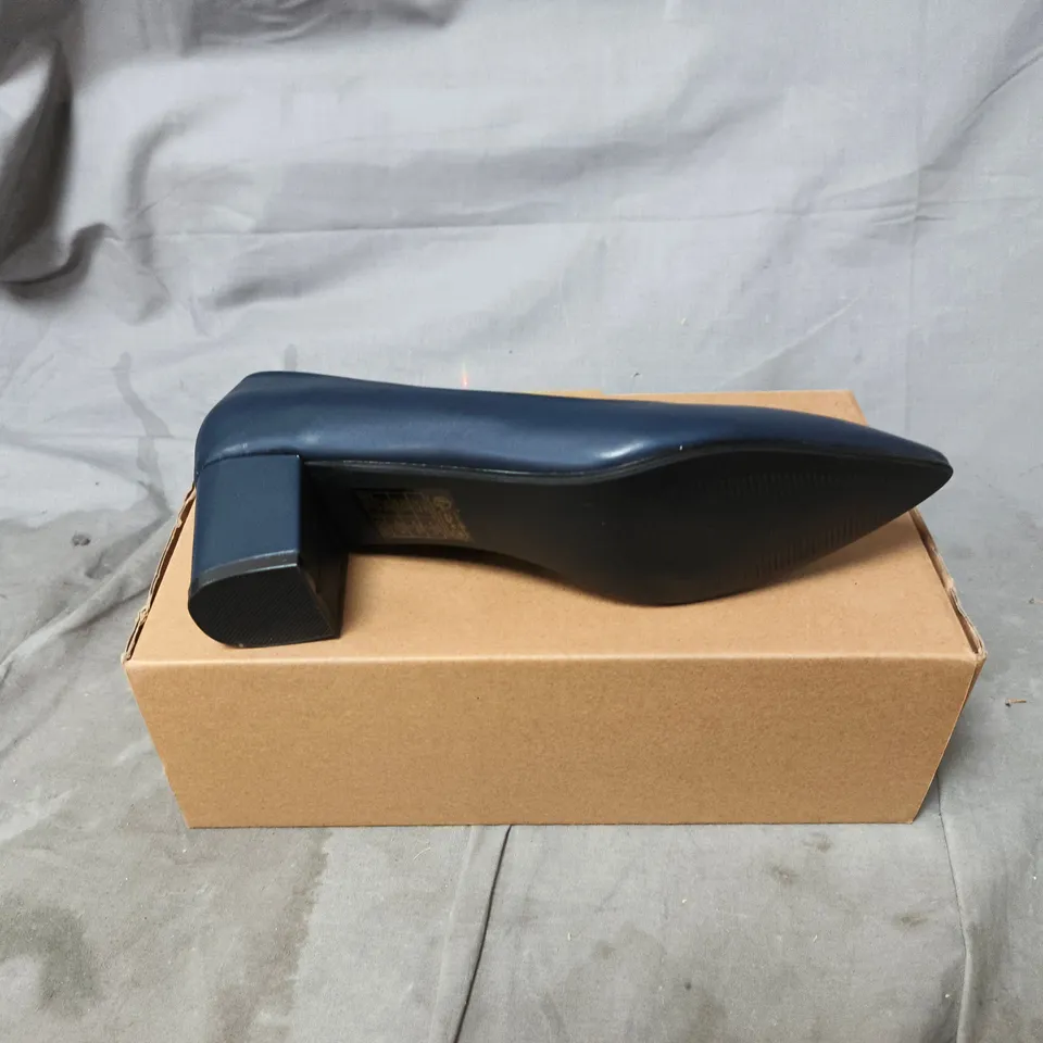 NAVY BLUE LEATHER WOMEN'S MID-HEEL PUMP, POINTED TOE UK SIZE 6
