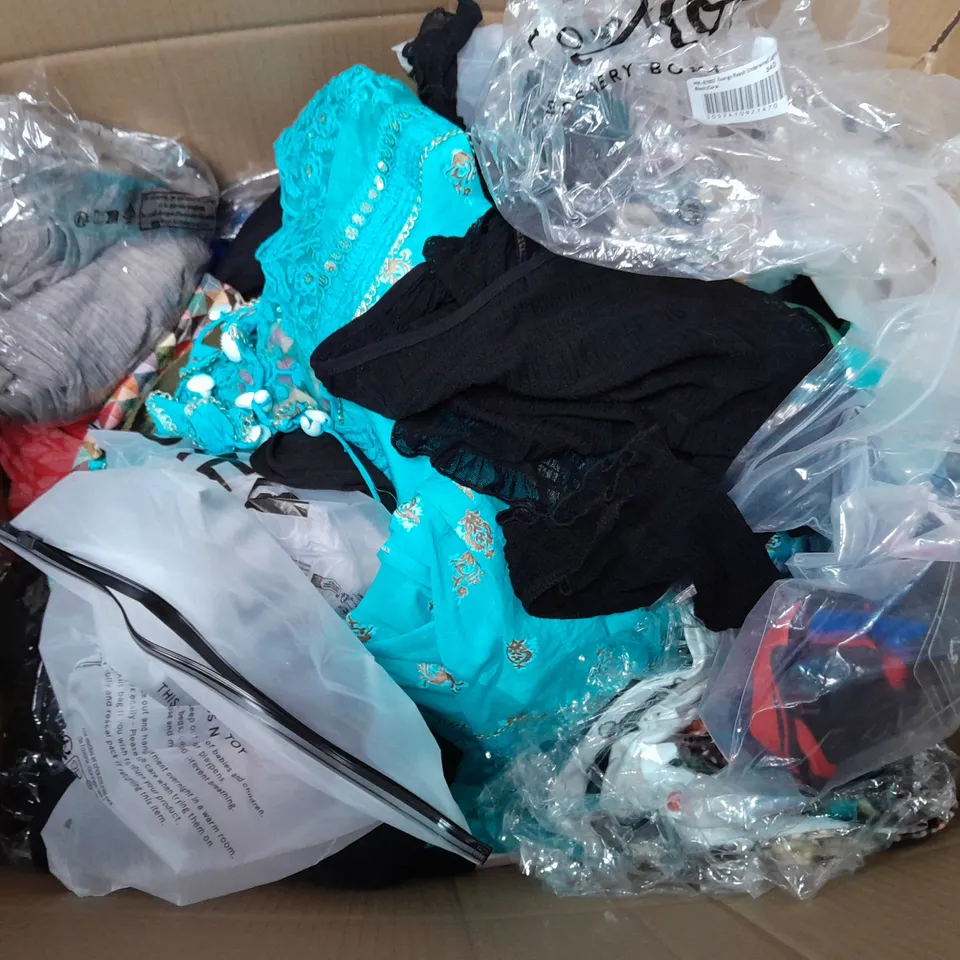BOX OF APPROXIMATELY 25 ASSORTED CLOTHING ITEMS TO INCLUDE - DRESSES - TOPS - NIGHTWEAR - ETC