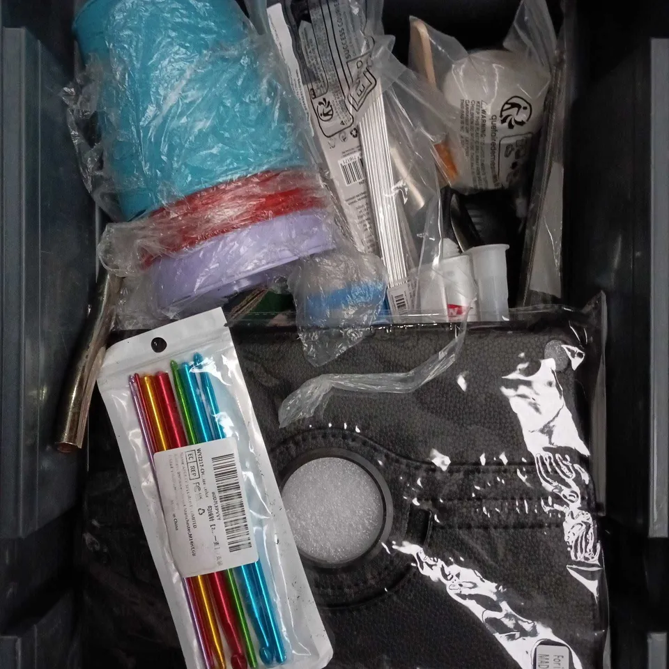 APPROXIMATELY 15 ASSORTED HOUSEHOLD ITEMS TO INCLUDE LED STRIP LIGHTS, ECO SPONGE SCOURER AND PAPER MATE MECHANICAL PENCILS