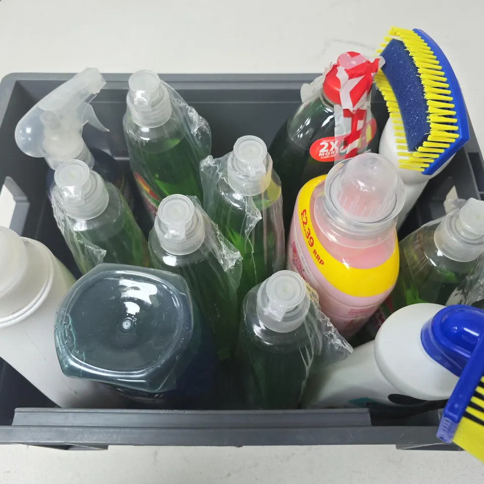 APPROXIMATELY 12 ASSORTED HOUSEHOLD LIQUID PRODUCTS TO INCLUDE DR BECKMANN PET STAIN & ODOUR REMOVER, ELBOW GREASE WASHING UP LIQUID, COMFORT FRESH, ETC