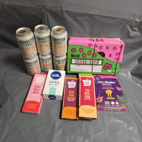 APPROXIMATELY 10 ASSORTED FOOD & DRINK ITEMS TO INCLUDE CAWSTON PRESS SPARKLING ORANGE, THAI BASIL PORK RECIPE KIT, SLIM NOODLES, ETC - COLLECTION ONLY