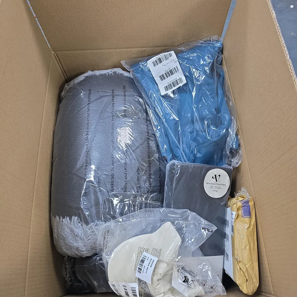 BOX OF APPROXIMATELY 15 ASSORTED HOUSEHOLD ITEMS TO INCLUDE CLOTHING, BAG ETC