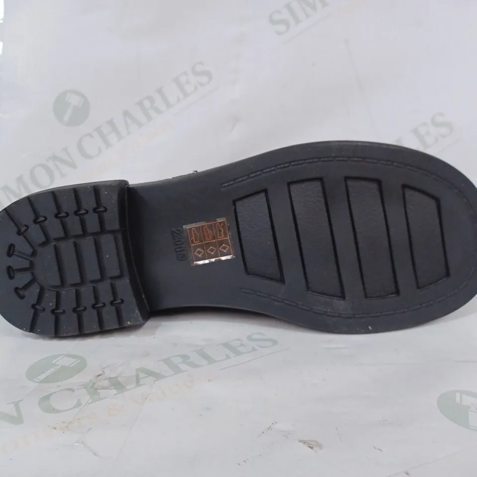 PAIR OF DESIGNER SLIP ON SHOES IN GLASSY BLACK SIZE UNSPECIFIED