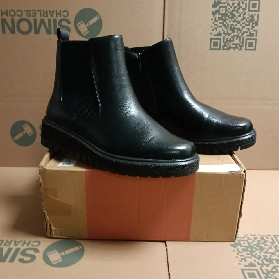 BOXED PAIR OF HEAVENLY FEET CHELSEA BOOTS IN BLACK SIZE 5