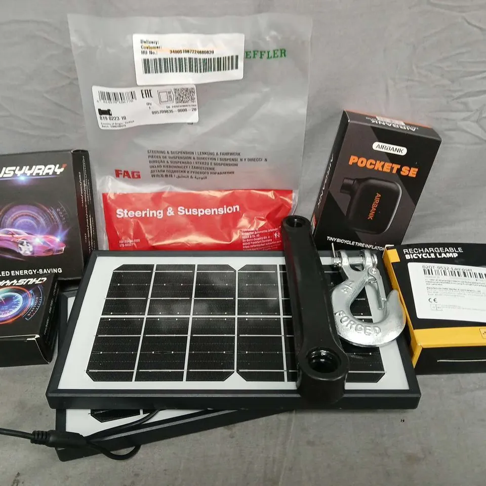 APPROXIMATELY 8 ASSORTED VEHICLE PARTS & ACCESORIES TO INCLUDE BICYCLE TYRE INFLATOR, BICYCLE LAMP, LIGHTS, ETC