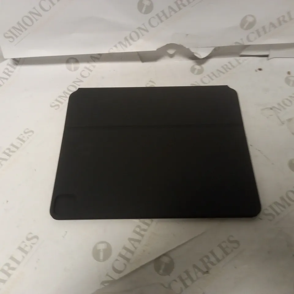 APPLE IPAD MAGNETIC KEYBOARD AND CASE 