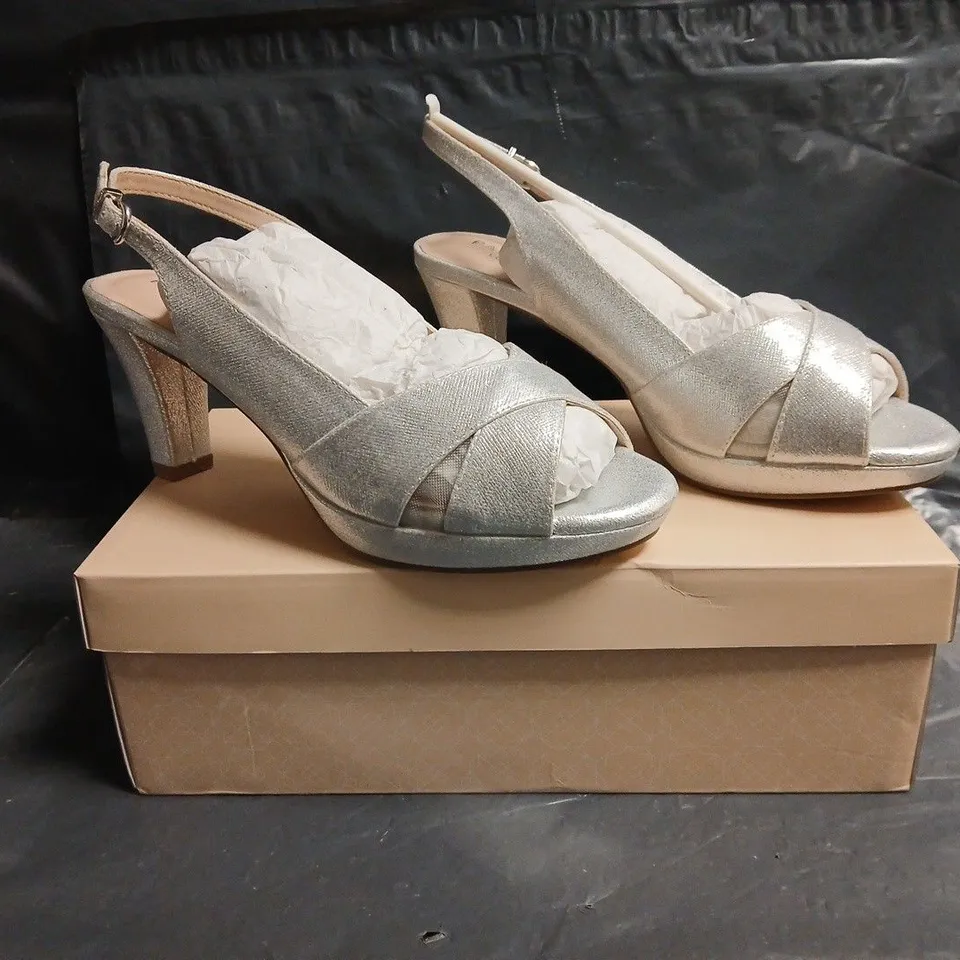BOXED PAIR OF PARADOX PEEP TOE BLOCK HEEL SANDALS IN SILVER SIZE EU 39