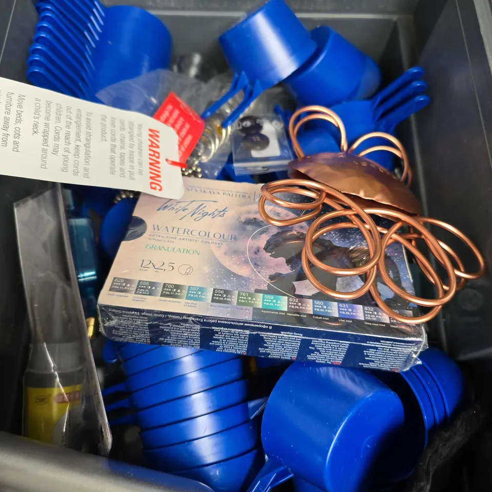 APPROXIMATELY 15 ASSORTED HOUSEHOLD ITEMS TO INCLUDE PASSWORD KEEPER BOOK, GYM STOPWATCH, MINI DISHES ETC