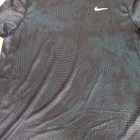 NIKE PATTERNED TRAINING TOP – NAVY/BLUE WITH SWOOSH LOGO SIZE L