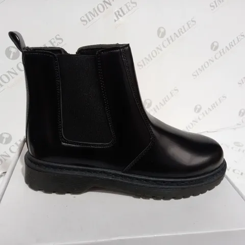 BOXED BLACK LEATHER BOOTS - SIZE UK 7