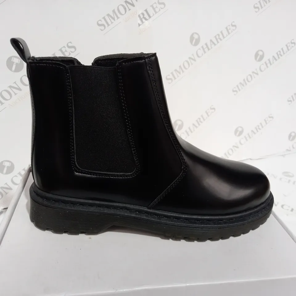 BOXED BLACK LEATHER BOOTS - SIZE UK 7