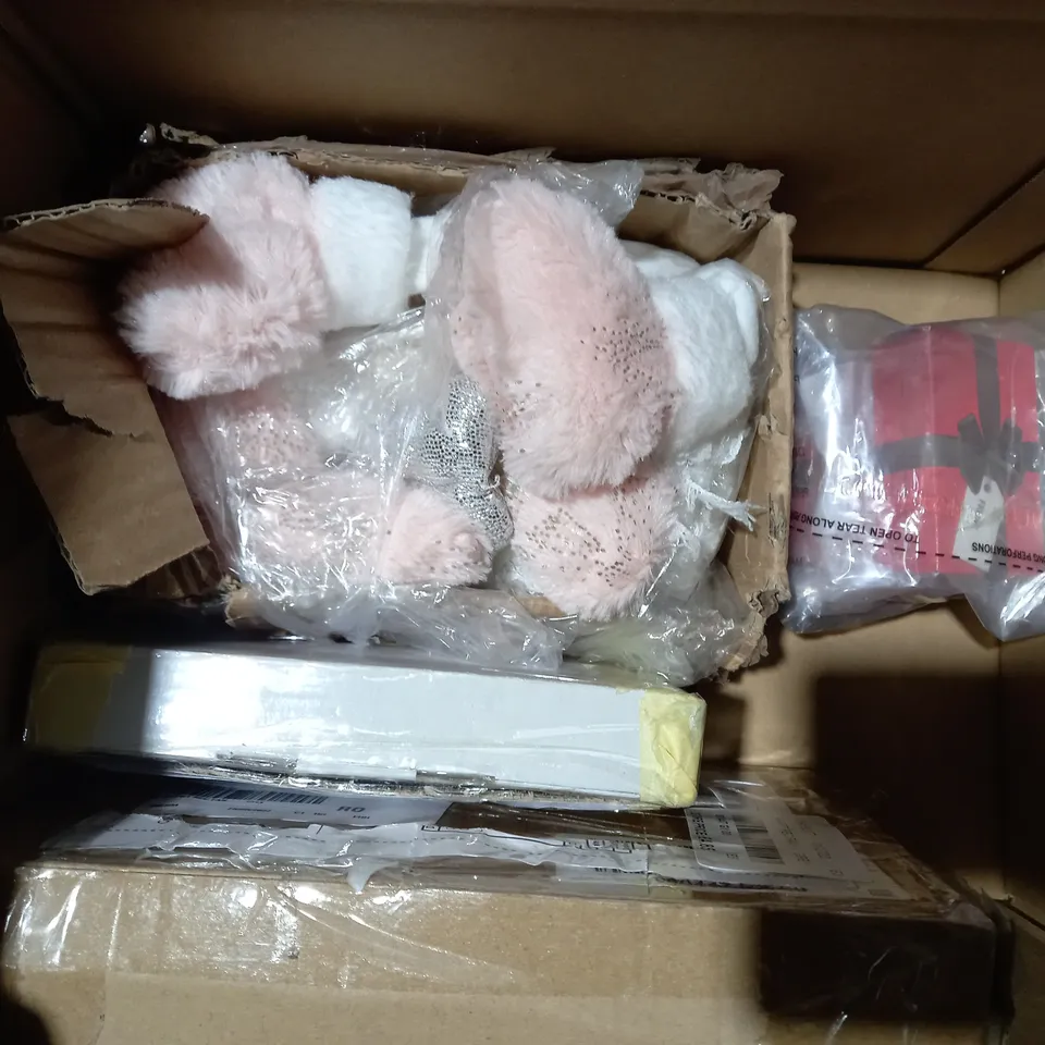 BOX OF APPROXIMATELY 5 ASSORTED HOUSEHOLD ITEMS TO INCLUDE LE 3S MINI PEN TORCH, FAN U PORTABLE FAN IN BLACK, ETC