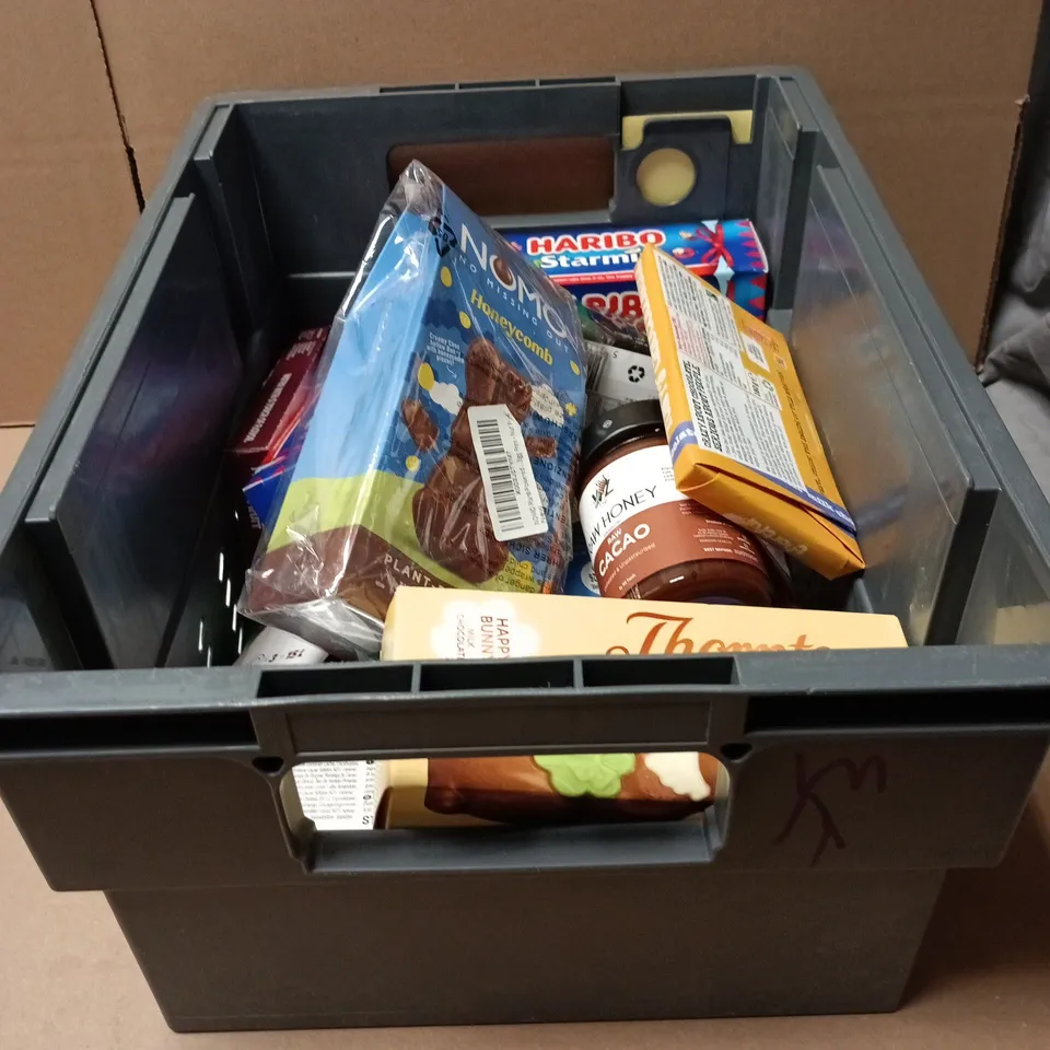 TOTE OF APPROXIMATELY 18 ASSORTED FOOD/DRINK ITEMS TO INCLUDE NOMO HONEYCOMB EASTER, THORNTONS HAPPY BUNNY, TONYS CHOCOLONELY HAPPY BIRTHDAY CARAMEL SEA SALT MILK CHOCOLATE, WALKERS MINT THINS, HARIBO