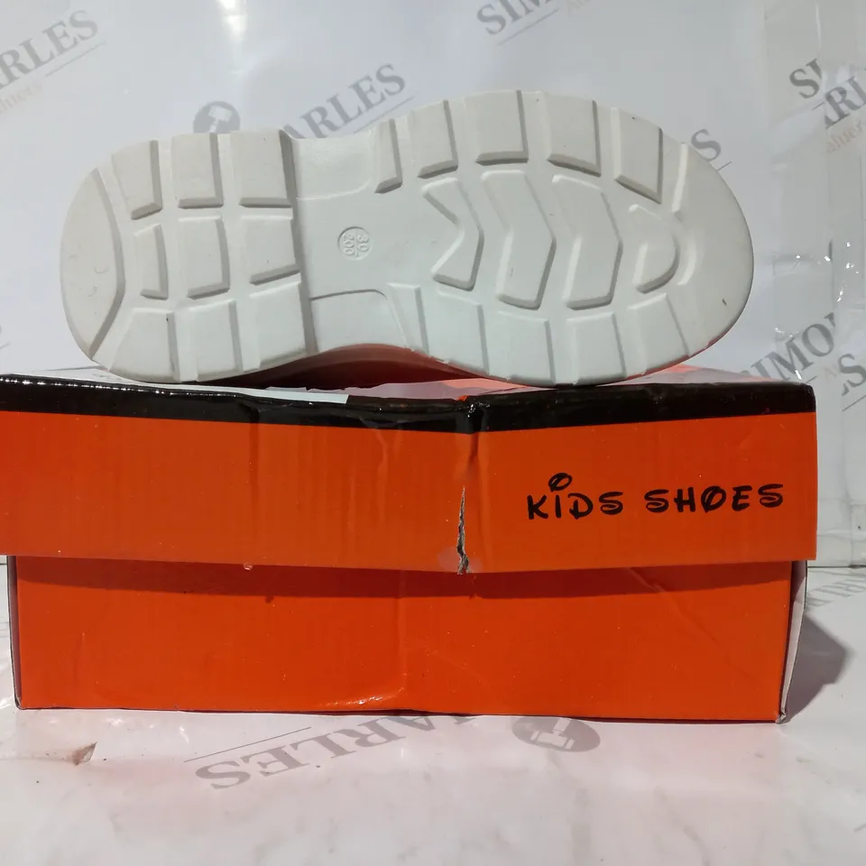 BOXED PAIR OF SPORT FASHION KIDS SHOES IN CREAM EU SIZE 30