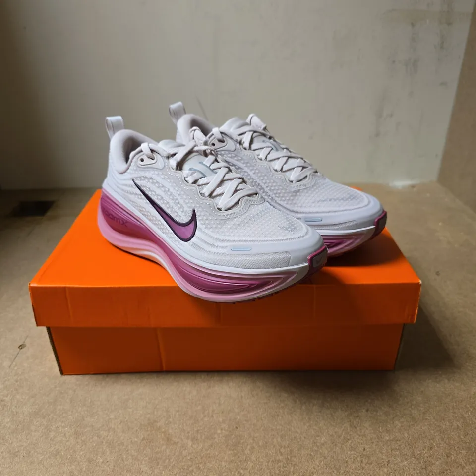 NIKE VOMERO PLUS WOMEN’S RUNNING SHOES – WHITE/PINK, UK 5