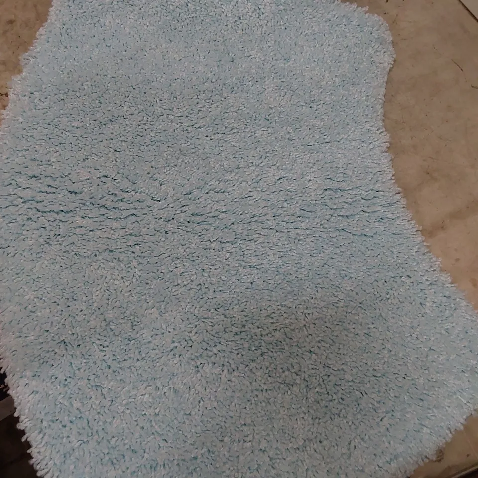CURVE BATH MAN IN BLUE 