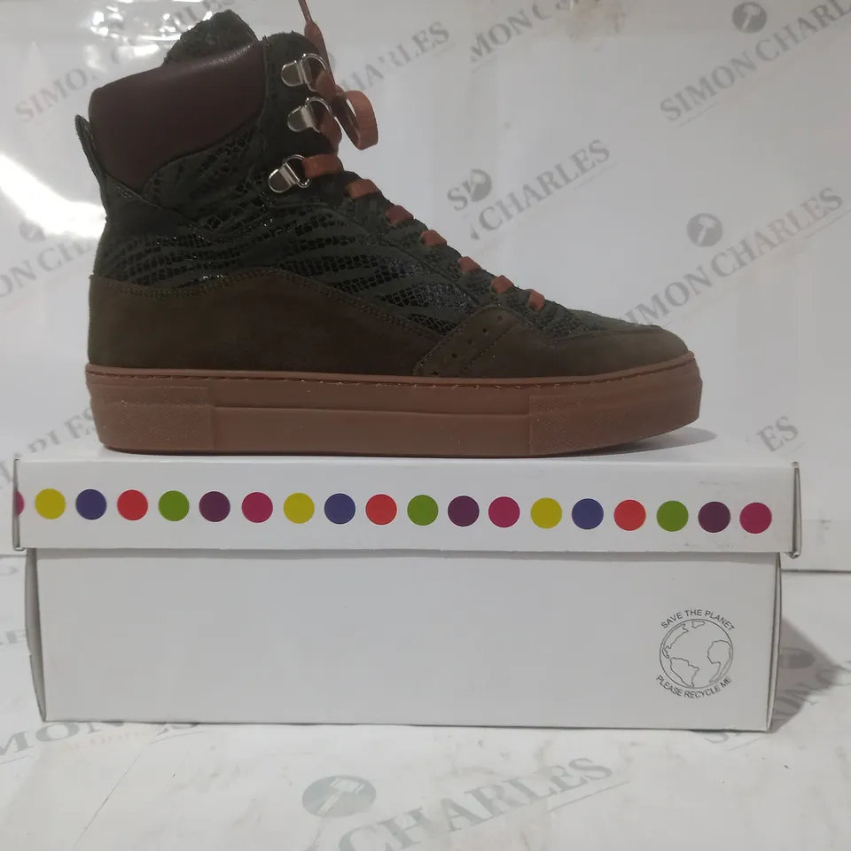 BOXED PAIR OF ADESSO HI-TOP SHOES IN SAGE/BROWN SIZE 6
