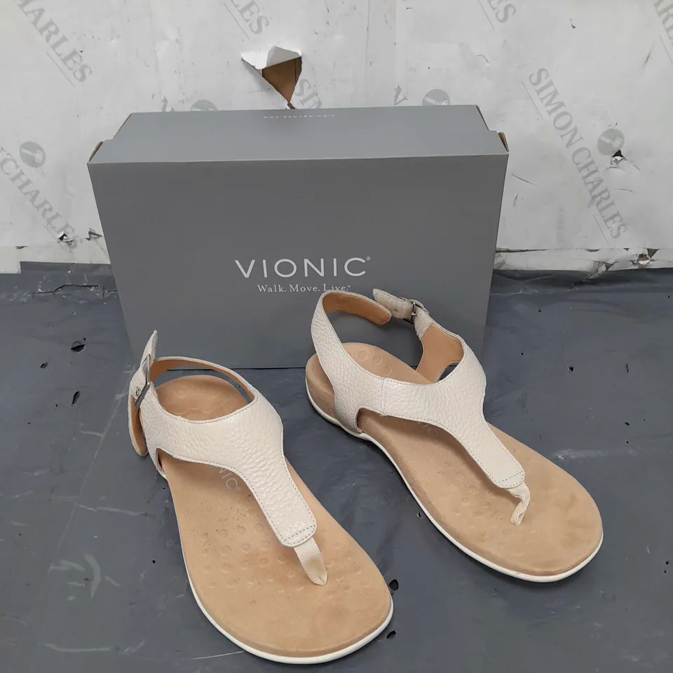 BOXED PAIR OF VIONIC WHITE SANDALS IN SIZE 7