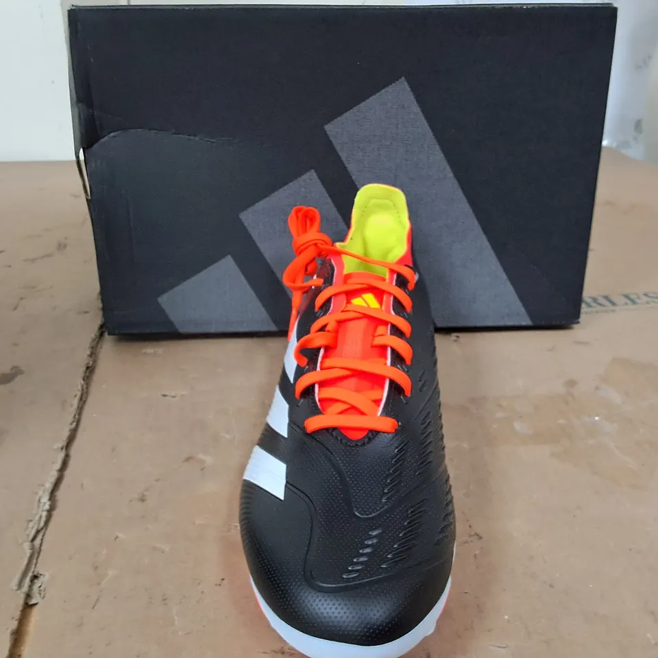 BOXED PAIR OF ADIDAS PREDATOR LEAGUE MG FOOTBALL BOOTS UK SIZE 7 1/2