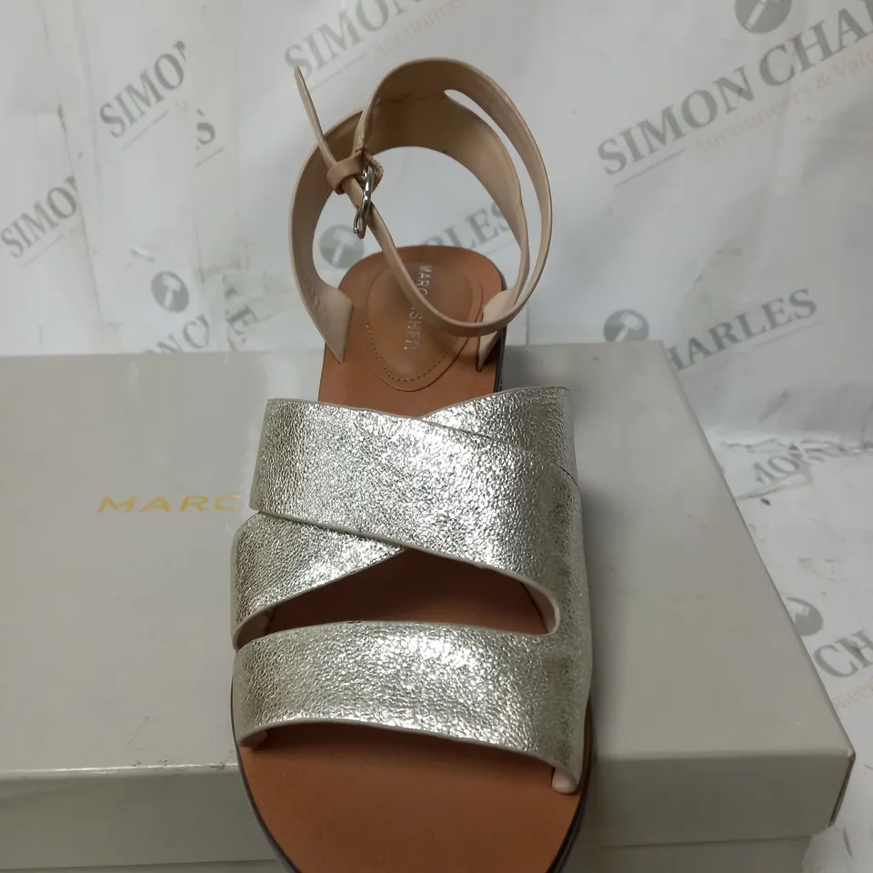 BOXED PAIR OF MARC FISHER OMELA LEATHER SANDALS GOLD SIZE 6