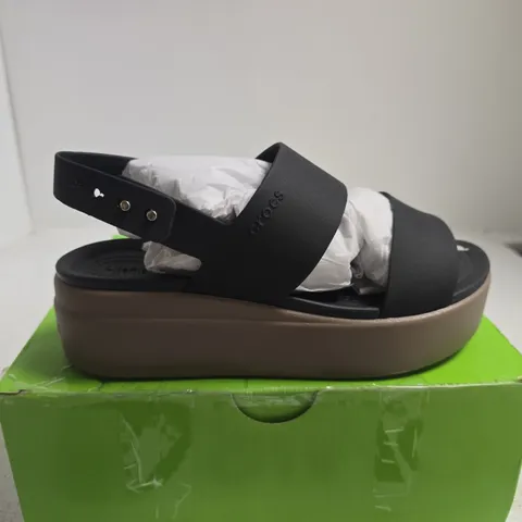 BOXED PAIR OF CROCS BROOKLYN LOW WEDGE SANDALS – WOMEN’S, BLACK/MUSHROOM, UK 4