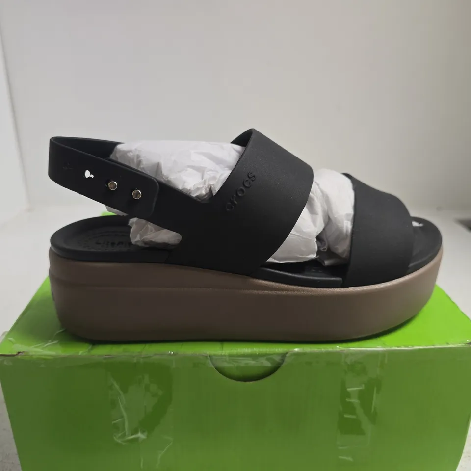 BOXED PAIR OF CROCS BROOKLYN LOW WEDGE SANDALS – WOMEN’S, BLACK/MUSHROOM, UK 4