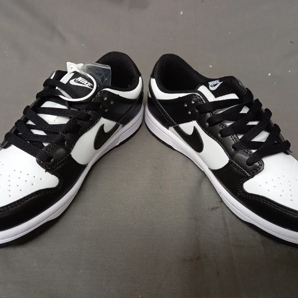 BOXED PAIR OF NIKE SHOES IN BLACK/WHITE UK SIZE 3.5