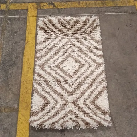 GEOMETRIC-PATTERN SHAGGY RUG – BROWN AND CREAM 109CM X 63CM