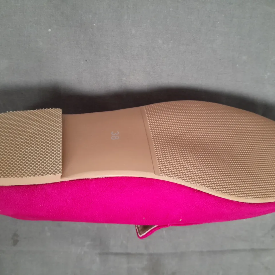 BOXED PAIR OF DESIGNER SLIP-ON TASSEL DETAIL SHOES IN PINK/YELLOW EU SIZE 38