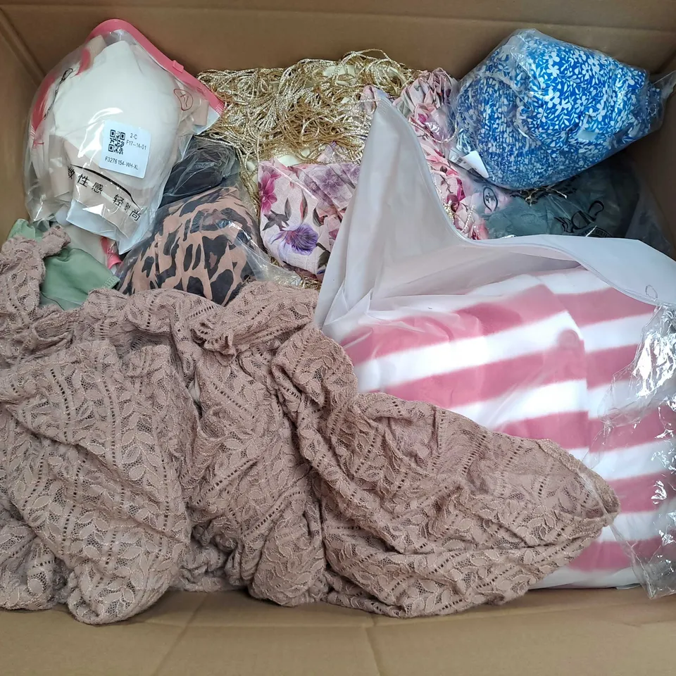 APPROXIMATELY 25 ASSORTED CLOTHING ITEMS IN VARIOUS SIZES TO INCLUDE - TROUSERS , T-SHIRT , HAT ETC