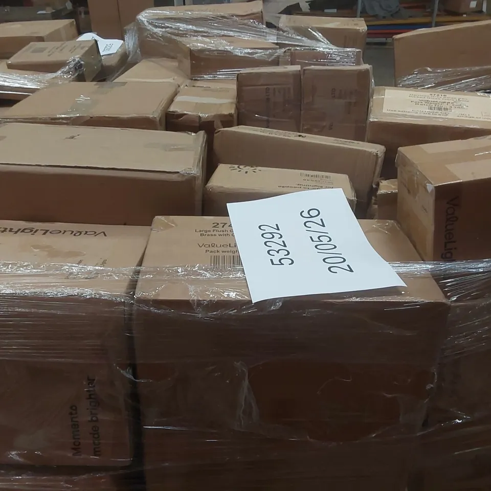 PALLET CONTAINING A VERY LARGE QUANTITY OF HOME LIGHTING PRODUCTS