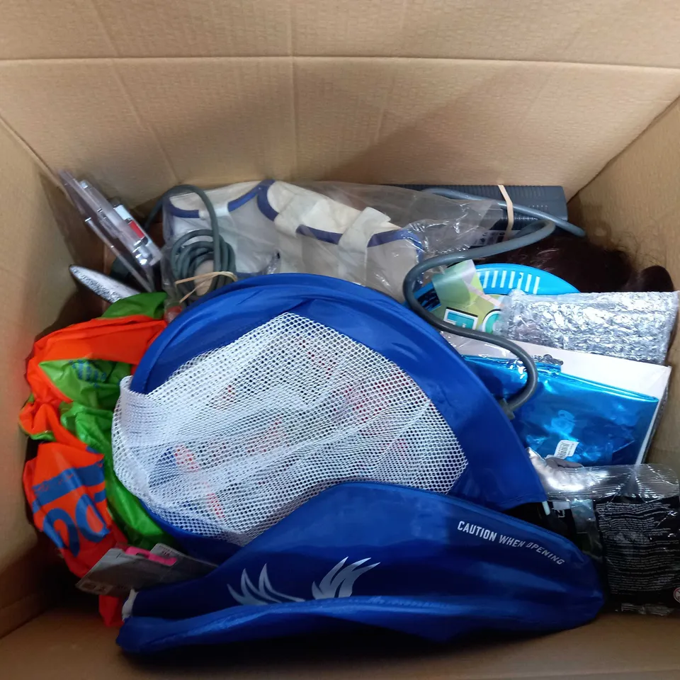 BOX OF APPROX 20 ASSORTED ITEMS TO INCLUDE JELLYCAT PLUSH CAT TEDDY, DUOLINGO PLUSH BIRD AND MB 3 HOUR PUZZLE