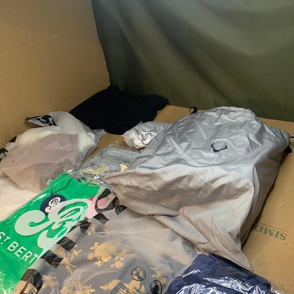 Large box of assorted clothing items to include jeans, T-shirts and dresses