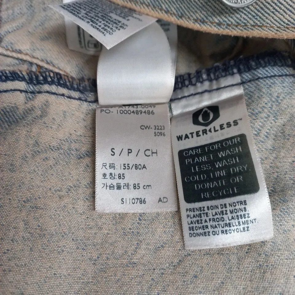 LEVI'S PREMIUM DENIM TRUCKER JACKET, UK SIZE SMALL (S) – LIGHT WASH
