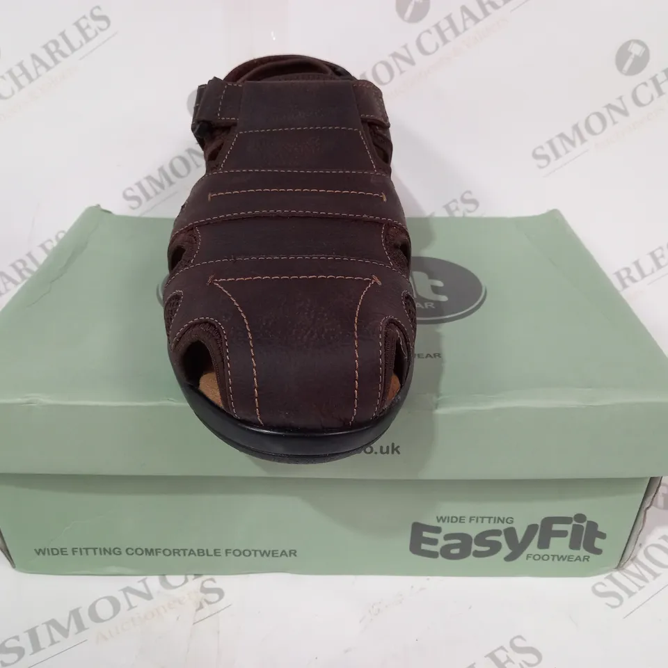 BOXED PAIR OF EASY FIT BRUNO WIDE SANDALS IN BROWN UK SIZE 11