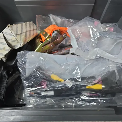 APPROXIMATELY 8 ASSORTED VEHICLE PARTS & ACCESSORIES TO INCLUDE KIT PRESSURE GAUGE, FLUE DUCT CLAMP, POWER CORD, ETC