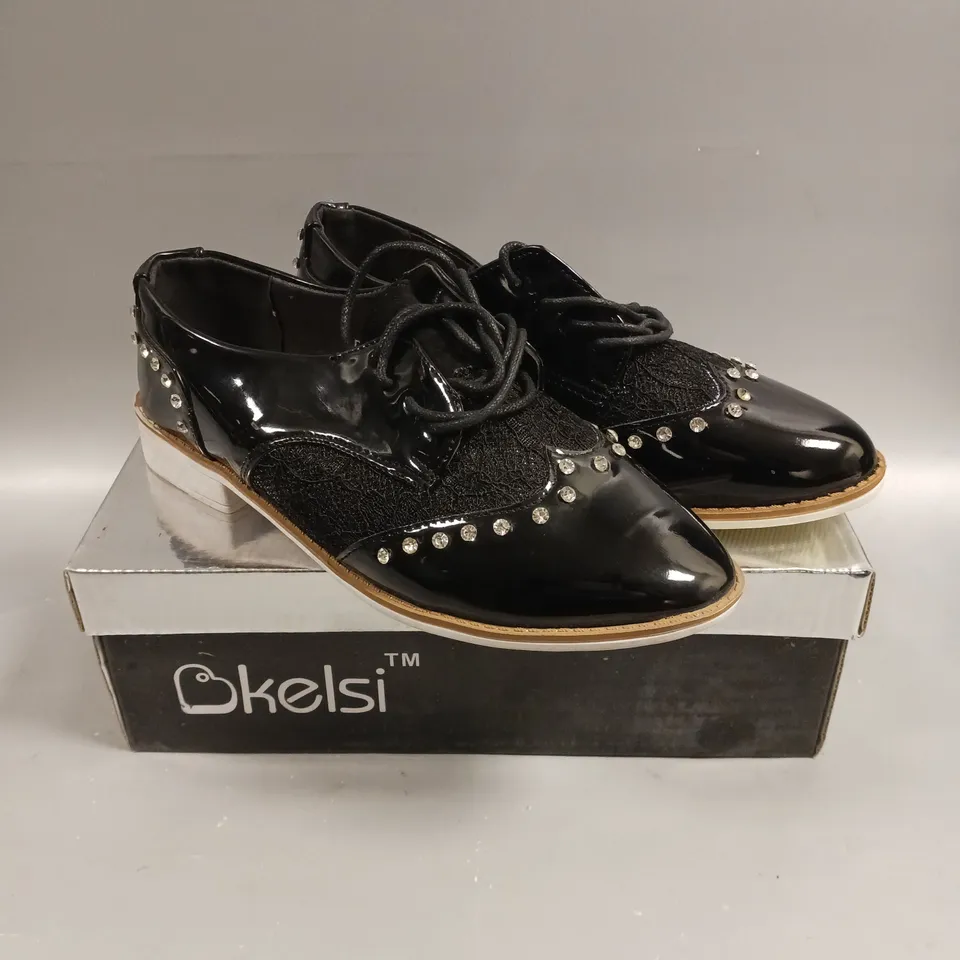 BOXED PAIR OF KELSI LACED SEQUINED SHOES IN BLACK - 3
