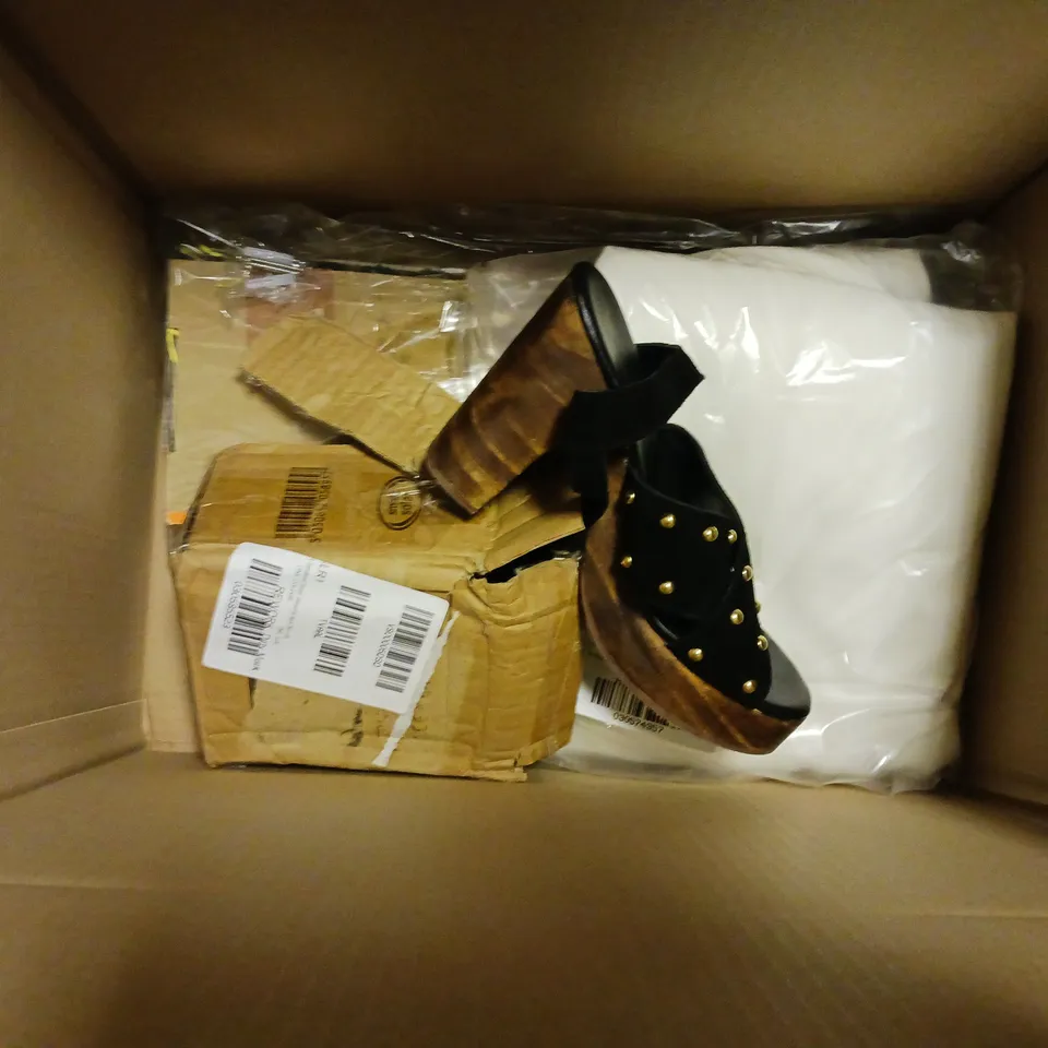 BOX OF APPROXIMATELY 5 ASSORTED ITEMS TO INCLUDE - GHAZ BOOK BAG , WOOD HEEL SANDAL SIZE 5 , SOLAR LED LIGHT ETC