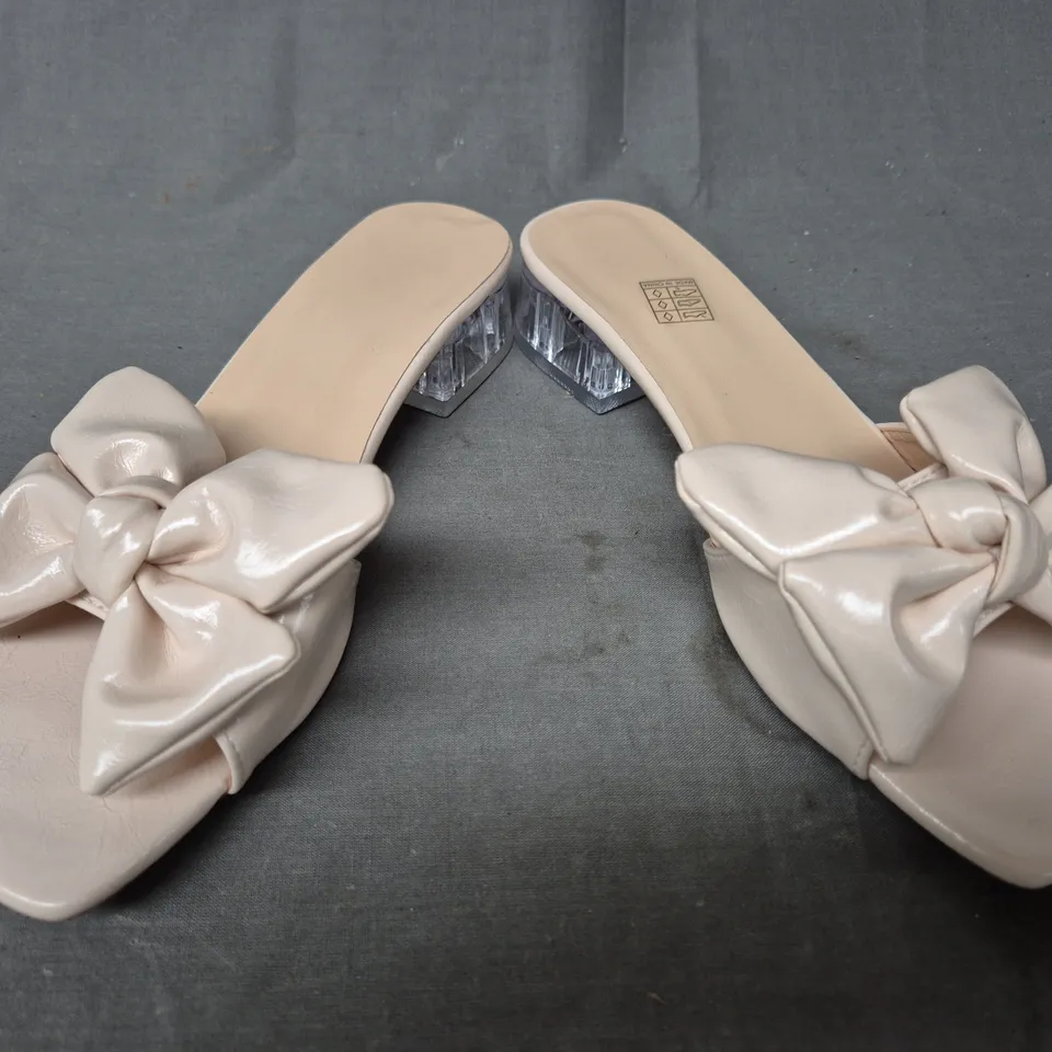 BOXED PAIR OF LOW BLOCK HEEL OPEN TOE SANDALS IN NATURAL EU SIZE 38