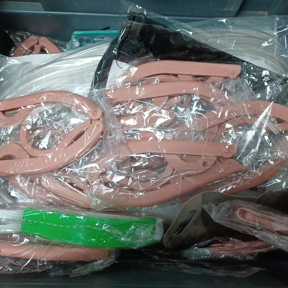 BOX OF APPROXIMATELY 12 ASSORTED ITEMS TO INCLUDE - EGG TOPPER , AIR UP KOLA , DATA CABLE SET ETC