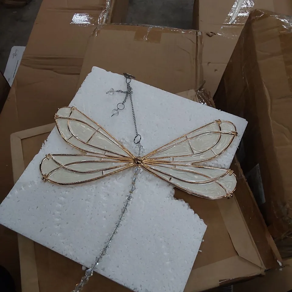BOXED CRYSTAL DRAGONFLY WALL DECOR PIECE 